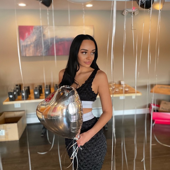 MEET YOUR POSHER!!!! I.G: @ariana_ sneed - Picture 5 of 5